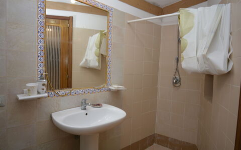 Ranch Salomonello: Lavabo, Salle De Bains, Luminaire Plomberie, Mur, Évier, Sol, Miroir, Robinet, Sol, Design Intérieur
