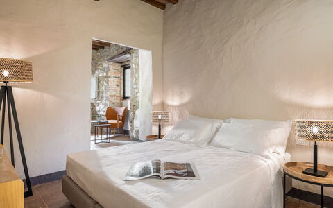 Maison Badia a Passignano: Mur, Meubles, Design Intérieur, Sol, Chambre, Lit, Sol, Plafond, Textile, Drap De Lit