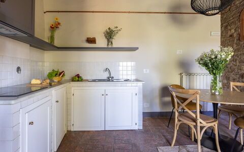 Maison Badia a Passignano: Mur, Design Intérieur, Sol, Bois, Meubles, Comptoir, Cuisine, Sol, Cabinetry, Luminaire Plomberie