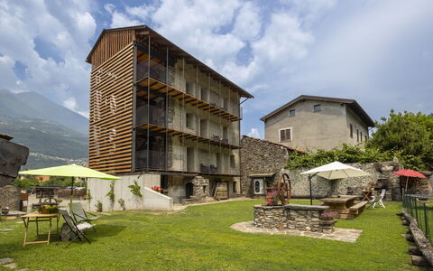 Valtellina 646: Design Urbain, Balcon, Chalet, Pente, Cour, Village De Montagne