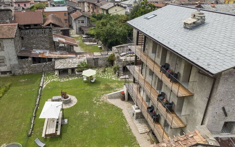 Valtellina 646: Mur, Bâtiment, Fenêtre, Façade, Quartier, Ville, Maison, Zone Résidentielle, Design Urbain, Établissements Humains