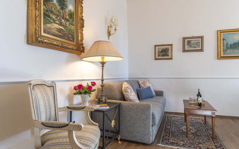 Maison D'Alice: Meubles, Design Intérieur, Canapé, Sol, Salon, Cadre, Pièce, Éclairage, Sol, Table