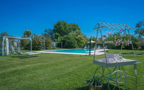 Preseglie Lake Garda: Bleu, Arbre, Piscine, Jardin, Ombre, Loisir, Pelouse, Aménagement Paysager, Recours, Biens