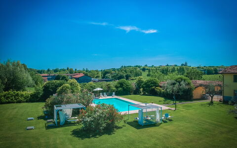 Preseglie Lake Garda: Bleu, Piscine, Biens, Pelouse, Loisir, Recours, Eco Hôtel, Aménagement Paysager, Hacienda, Parc