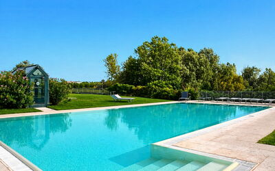 Preseglie Lake Garda: Piscine, Bleu, L'Eau, Recours, Composite, Caractéristique De L'Eau, Ombre, Loisir, Eco Hôtel, Jardin