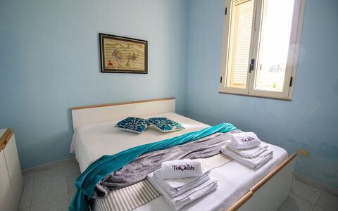 Celeste'S House in Torre Dell'Orso: Meubles, Chambre, Design Intérieur, Lit, Drap De Lit, Sol, Literie, Linge, Pièce, Cadre De Lit