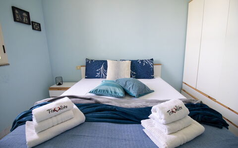 Celeste'S House in Torre Dell'Orso: Meubles, Lit, Chambre, Design Intérieur, Drap De Lit, Literie, Pièce, Linge, Sol, Textile