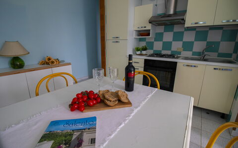 Celeste'S House in Torre Dell'Orso: Meubles, Design Intérieur, Sol, Sol, Pièce, Table, Chaise, Nappe De Table, Table Cuisine Et Salle A Manger, Cuisine