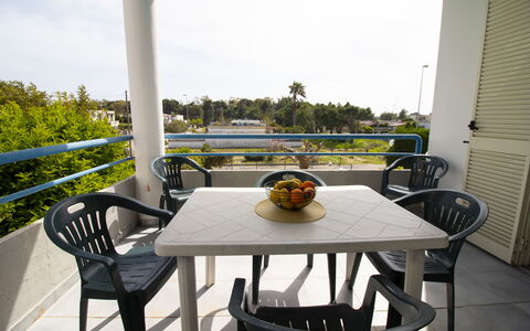 Celeste'S House in Torre Dell'Orso: Meubles, Mobilier De Jardin, Chaise, Tableau De Plein Air, Ombre, Balcon, Table Cuisine Et Salle A Manger, Table Basse, Aluminium, Accoudoir