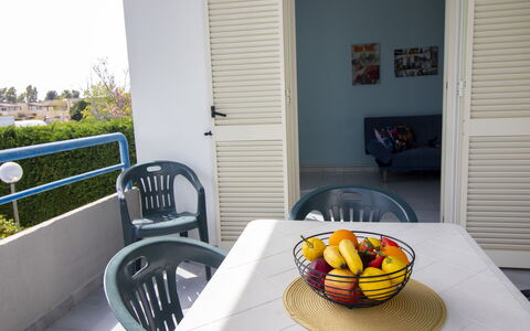Celeste'S House in Torre Dell'Orso: Meubles, Chaise, Mobilier De Jardin, Tableau De Plein Air, Ombre, Table Cuisine Et Salle A Manger, Table Basse, Accoudoir, Balcon, Plante D'Appartement