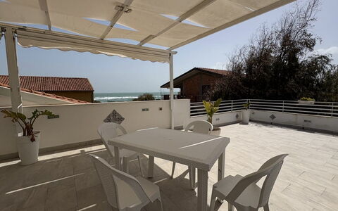 Casa Amare: Meubles, Sol, Chaise, Mobilier De Jardin, Ombre, Tableau De Plein Air, Balcon, Structure En Plein Air, Table Cuisine Et Salle A Manger, Table Basse