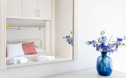 Suite Riviera: Meubles, Design Intérieur, Éclairage, Pièce, Sol, Rayonnage, Étagère, Cadre, Throw Pillow, Oreiller