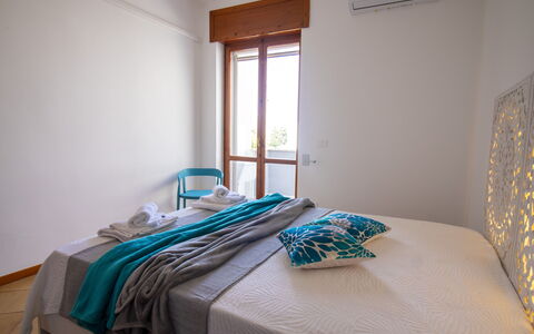 Sweet Dreams Home in Otranto: Design Intérieur, Meubles, Lit, Chambre, Sol, Bois, Sol, Drap De Lit, Literie, Pièce