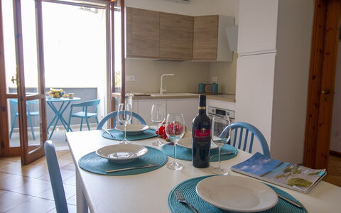 Sweet Dreams Home in Otranto: Meubles, Design Intérieur, Bois, Sol, Sol, Table, Chaise, Table Cuisine Et Salle A Manger, Pièce, Salle À Manger