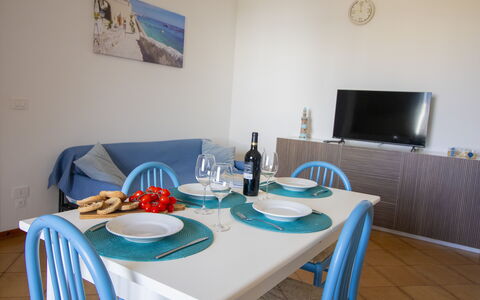 Sweet Dreams Home in Otranto: Meubles, Design Intérieur, Table, Sol, Chaise, Table Cuisine Et Salle A Manger, Nappe De Table, Salle À Manger, Serveware, Vaisselle