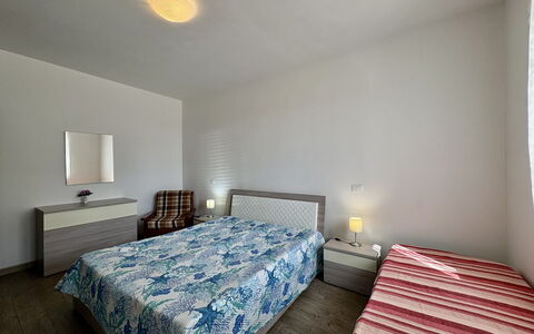 Villa Marzia: Meubles, Lit, Design Intérieur, Sol, Chambre, Sol, Drap De Lit, Bois, Literie, Plafond