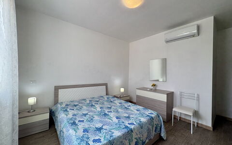 Villa Marzia: Lit, Design Intérieur, Chambre, Meubles, Sol, Sol, Literie, Drap De Lit, Plafond, Bois