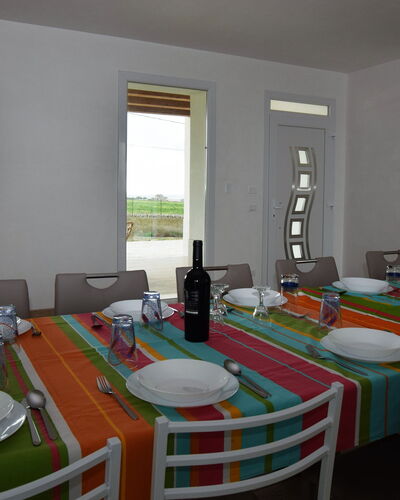 Villa Marzia: Meubles, Table, Chaise, Bois, Design Intérieur, Sol, Table Cuisine Et Salle A Manger, Salle À Manger, Éclairage, Sol