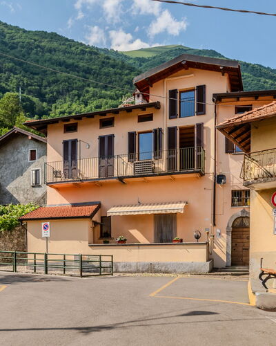 La Terza Casa: Bâtiment, Mur, Fenêtre, Maison, Zone Résidentielle, Domicile, Ville, Architecture, Quartier, Façade