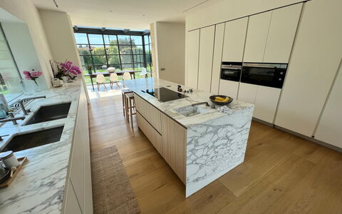 Villa Elena: Sol, Cuisine, Comptoir, Design Intérieur, Sol, Domicile, Appareil De Cuisine, Tuile, Cabinetry, Marbre