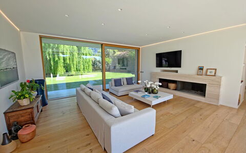Villa Elena: Sol, Bois, Design Intérieur, Sol, Canapé, Meubles, Salon, Plafond, Parquet