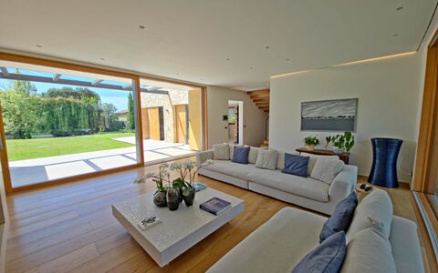 Villa Elena: Design Intérieur, Sol, Sol, Meubles, Canapé, Bois, Salon, Domicile, Plafond, Parquet