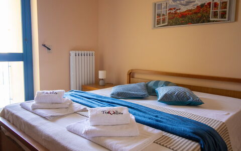 Elena'S House in Otranto: Bois, Meubles, Chaise, Tache De Bois, Dur, Chambre, Hôtel, Lit, Cadre De Lit