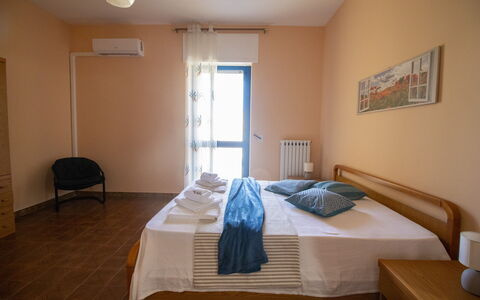 Elena'S House in Otranto: Meubles, Design Intérieur, Lit, Chambre, Sol, Sol, Bois, Drap De Lit, Pièce, Literie