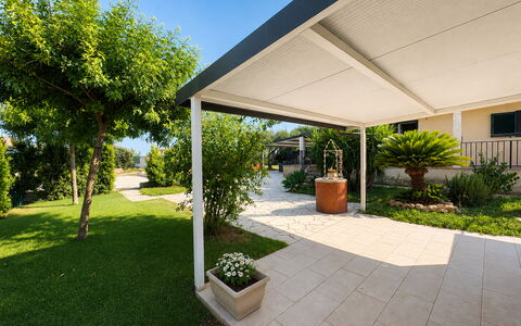 Villa Andrea: Ombre, Jardin, Structure En Plein Air, Mobilier De Jardin, Pot De Fleur, Pergola, Store, Patio, Plante D'Appartement, Cour