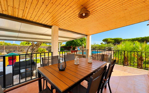 Villa Andrea: Meubles, Porche, Sol, Mobilier De Jardin, Ombre, Tache De Bois, Plate-Forme, Chaise, Tableau De Plein Air, Balcon
