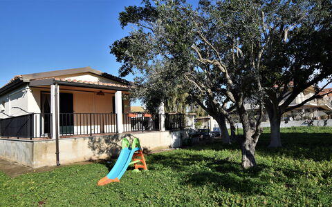 Villa Andrea: Arbre, Ombre, Biens, Pelouse, Cour, Aménagement Paysager, Arrière-Cour, Structure En Plein Air, Hacienda, Clôture