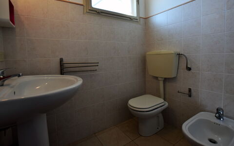 Villa Andrea: Luminaire Plomberie, Salle De Bains, Sol, Siège De Toilette, Lavabo, Évier, Sol, Toilette, Plomberie, Robinet