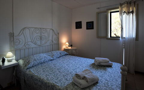 Villa Andrea: Lit, Chambre, Literie, Drap De Lit, Meubles, Linge, Cadre De Lit, Sol, Design Intérieur, Pièce