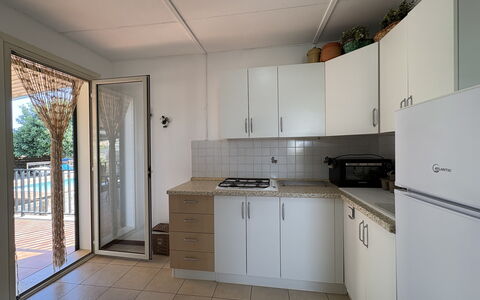 Villa Andrea: Bois, Sol, Cuisine, Sol, Comptoir, Design Intérieur, Principaux Appliance, Meubles, Appareil De Cuisine, Cabinetry