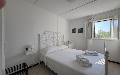 Villa Andrea: Sol, Sol, Domicile, Chambre, Lit, Meubles, Appartement, Literie, Plafond, Cadre De Lit