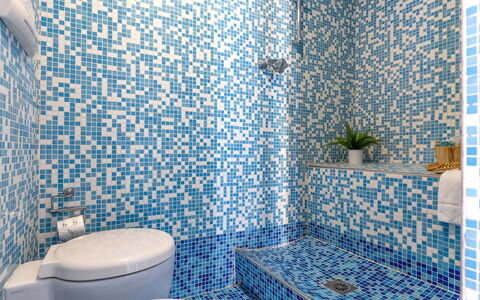 Casale Oleandro Marino: Bleu, Salle De Bains, Luminaire Plomberie, Sol, Sol, Design Intérieur, Tuile, Plomberie, Mosaïque