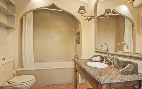 La Sorgente: Luminaire Plomberie, Mur, Design Intérieur, Sol, Lavabo, Salle De Bains, Sol, Robinet, Évier, Plafond