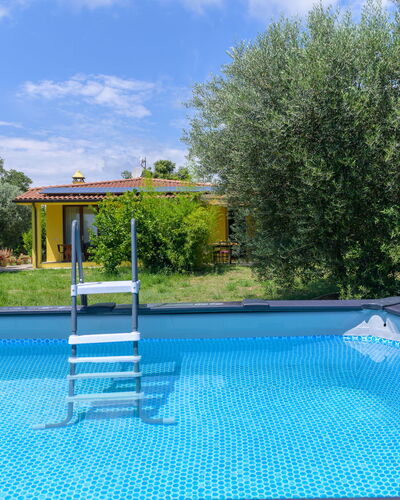 Cottage Girasole di Mare: Bleu, Piscine, Composite, Ombre, Recours, Loisir, Arrière-Cour, Jardin, Eco Hôtel, Aménagement Paysager