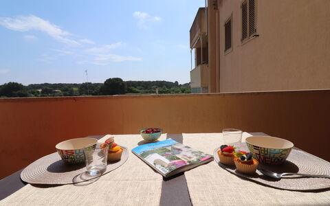 Mediterranea'S House Otranto: Meubles, Mobilier De Jardin, Chaise, Tache De Bois, Ombre, Table Cuisine Et Salle A Manger, Tableau De Plein Air, Table Basse, Balcon, Plante D'Appartement