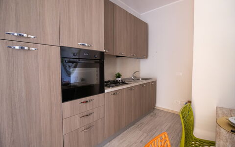 Mediterranea'S House Otranto: Principaux Appliance, Bois, Sol, Design Intérieur, Appareil De Cuisine, Cuisine, Cabinetry, Sol, Comptoir, Pièce