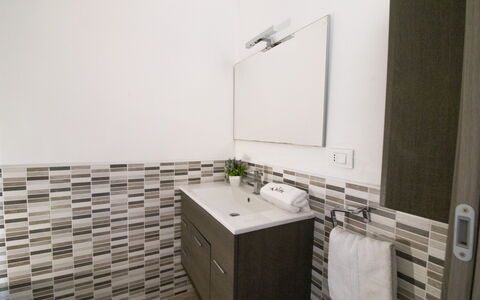 Mediterranea'S House Otranto: Design Intérieur, Sol, Luminaire Plomberie, Lavabo, Sol, Évier, Salle De Bains, Comptoir, Plomberie, Armoire De Toilette