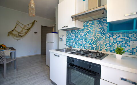 Mediterranea'S House Otranto: Bois, Sol, Design Intérieur, Sol, Appartement, Meubles, Pièce, Cuisine, Tache De Bois, Comptoir