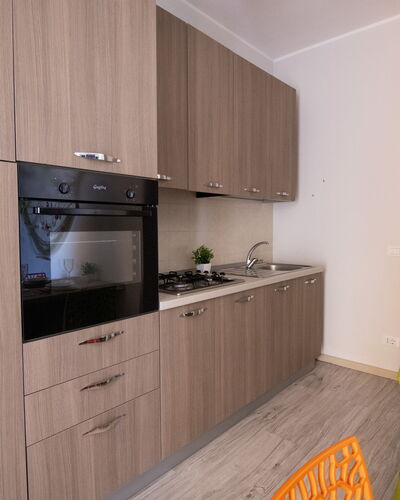 Mediterranea'S House Otranto: Principaux Appliance, Bois, Sol, Design Intérieur, Appareil De Cuisine, Cuisine, Cabinetry, Sol, Comptoir, Pièce