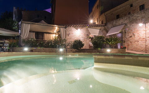 Residence Borgodamare: Nuit, Architecture, Piscine, Recours, Éclairage Paysager, Minuit, Éclairage De Sécurité, Cour, Hacienda, Luminaire