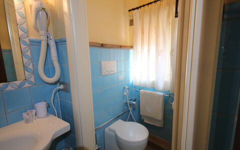 Residence Borgodamare: Sol, Bois, Sol, Design Intérieur, Lavabo, Luminaire Plomberie, Salle De Bains, Évier, Plomberie, Pièce