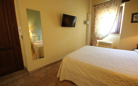 Residence Borgodamare: Lit, Chambre, Sol, Sol, Bois, Drap De Lit, Design Intérieur, Literie, Plafond, Meubles