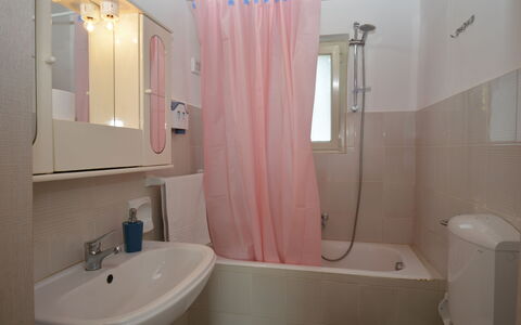 Villa Mameli: Salle De Bains, Luminaire Plomberie, Lavabo, Design Intérieur, Évier, Robinet, Sol, Sol, Plomberie, Baignoire