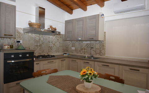 Villa Mameli: Cuisine, Comptoir, Design Intérieur, Appareil De Cuisine, Bois, Meubles, Principaux Appliance, Sol, Cabinetry, Evier