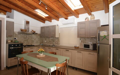 Villa Mameli: Meubles, Cuisine, Design Intérieur, Sol, Comptoir, Bois, Cabinetry, Appareil De Cuisine, Plafond, Chaise