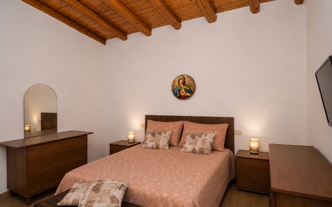Villa Mameli: Lit, Meubles, Design Intérieur, Chambre, Literie, Mur, Sol, Drap De Lit, Sol, Bois